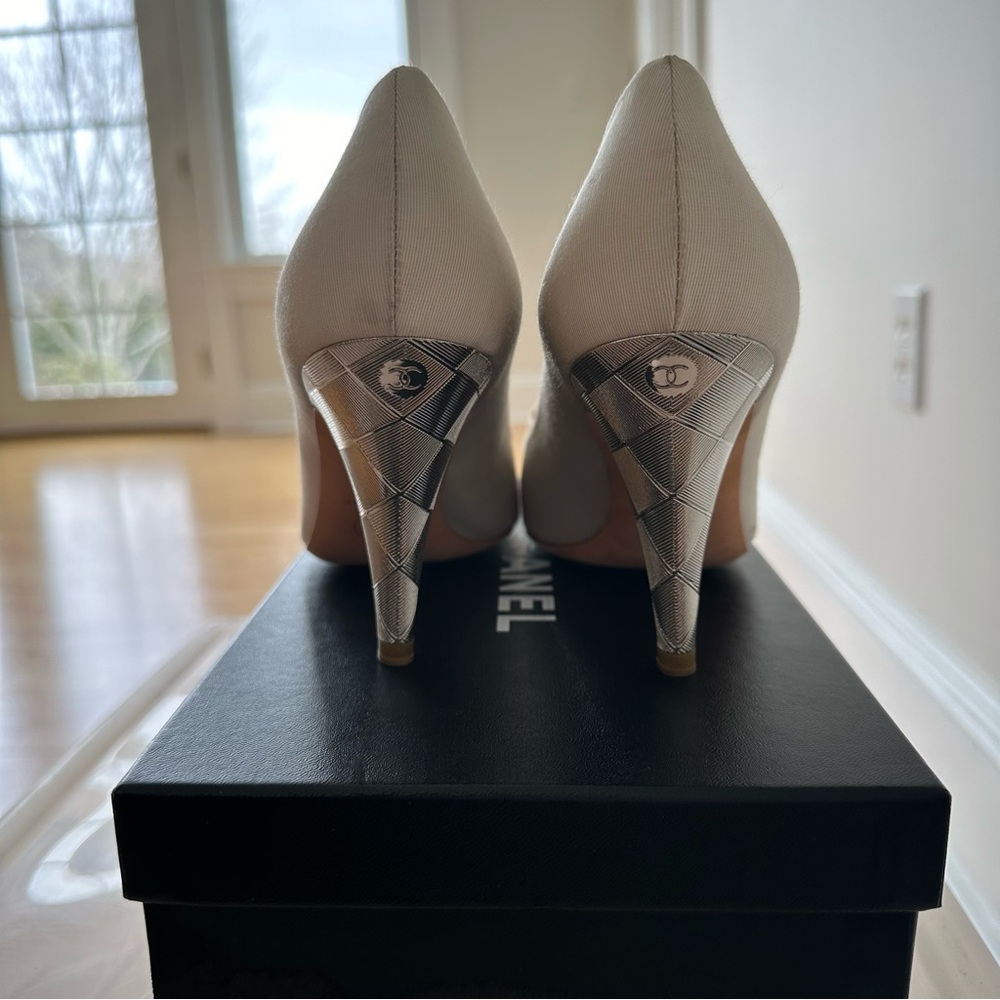 CHANEL Cream Heels with Camellia Floral Accent - Picture 6 of 16